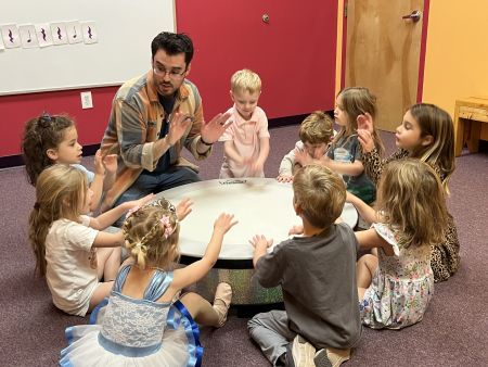 Instructor Aaron teaching Notemakers group class