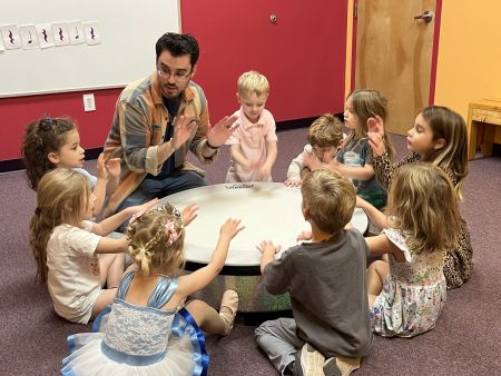 Instructor Aaron teaching Notemakers group class